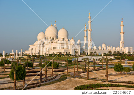 Sheikh Zayed White Mosque in Abu Dhabi, UAE Sheikh Zayed White Mosque in Abu Dhabi, UAE 22924607