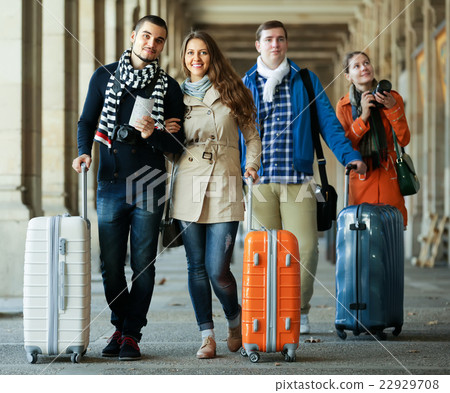 Tourists with luggage walking by street. 22929708
