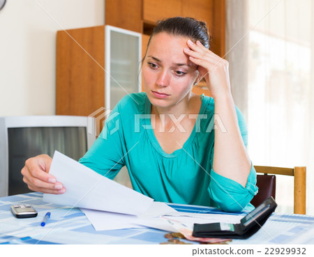 Portrait of woman with empty wallet 22929932