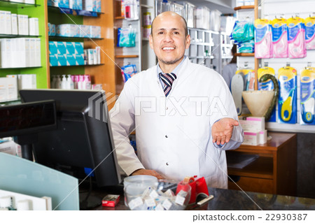 Male pharmacist working in farmacy 22930387