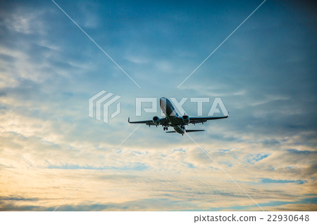 在日落時的飛機 22930648
