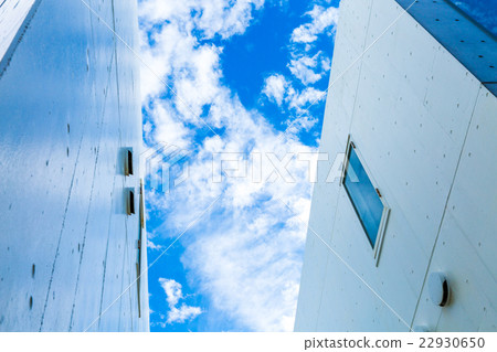 白色建築，天空和雲彩 22930650