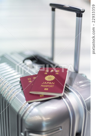 攜帶箱上有兩本護照 22933359