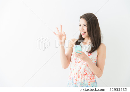 操作智能手機的女人(白色背景) 操作智能手機的女人(白色背景) 22933385