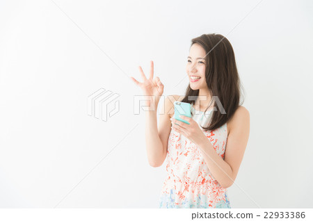 操作智能手機的女人(白色背景) 操作智能手機的女人(白色背景) 22933386