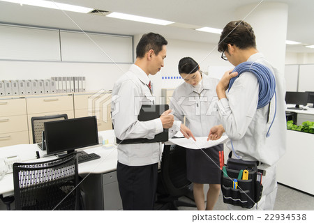 諮詢繪圖討論的工程師 22934538