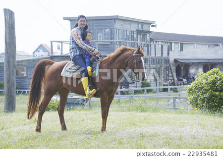 父母和孩子騎馬 父母和孩子騎馬 22935481