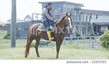 父母和孩子騎馬 父母和孩子騎馬 22935501