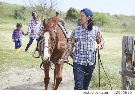 父母和小孩的馬 22935650