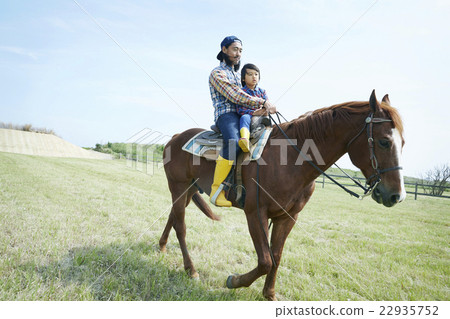 父母和孩子騎馬 父母和孩子騎馬 22935752
