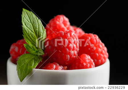 Wild raspberry in ceramic bowl 22936229
