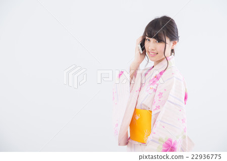 使用智能手機的浴衣的女人 使用智能手機的浴衣的女人 22936775