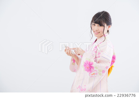 使用智能手機的浴衣的女人 22936776