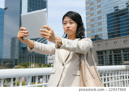 看到平板電腦困擾的商界女性 22937869