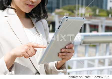 Business woman manipulating tablet 22937906