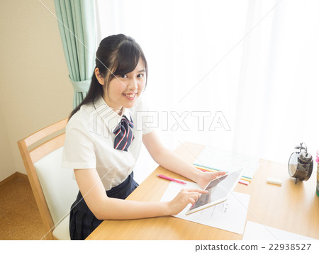 女孩高中學生與平板電腦 女孩高中學生與平板電腦 22938527