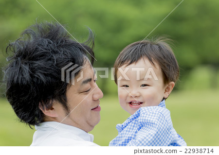 笑在一個父親的男孩在公園 22938714