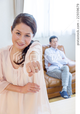 A fighting man and woman 22939679