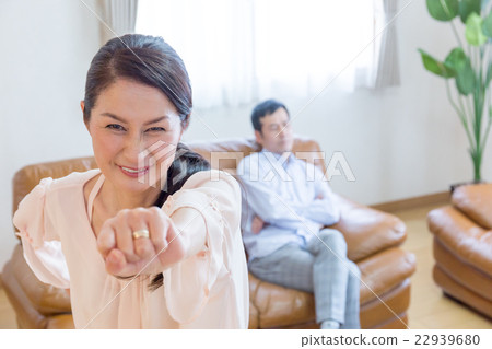 A fighting man and woman 22939680