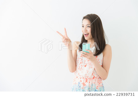 操作智能手機的女人（白色背景） 22939731