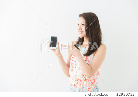 一個女人與智能手機(白色背景) 一個女人與智能手機(白色背景) 22939732