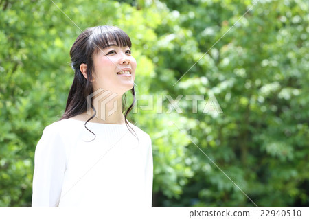 中年婦女以新綠色 22940510