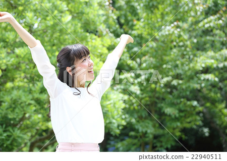 中年婦女以新綠色 22940511