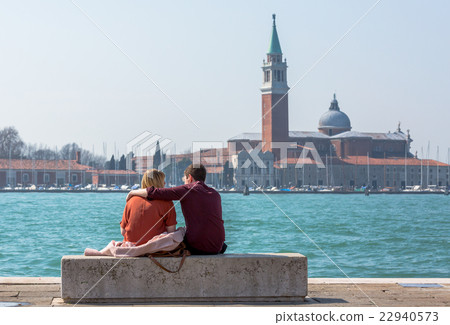 lovers with San Giorgio Maggiore on background 22940573