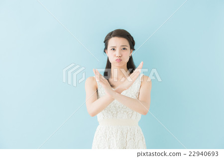 製作蟲子的女人(藍色背景) 製作蟲子的女人(藍色背景) 22940693