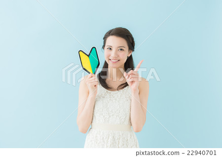 A woman with a beginner's mark (blue background) 22940701