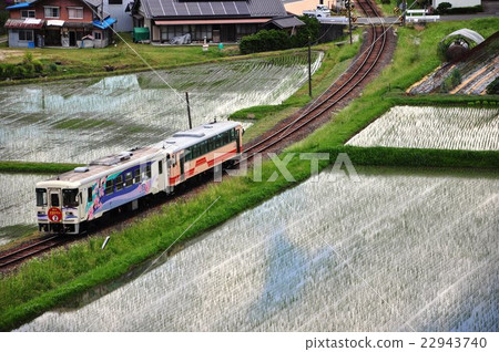 初夏的遊樂設施和火車 22943740