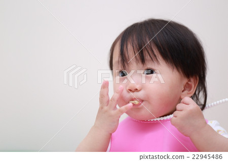 Baby food apron (baby nursery school children's daughter 0 year old casual lifestyle raising hands) 22945486