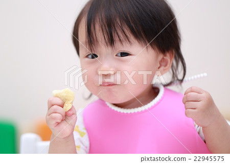 Baby food apron (baby nursery school children's daughter 0 year old casual lifestyle raising hands) 22945575