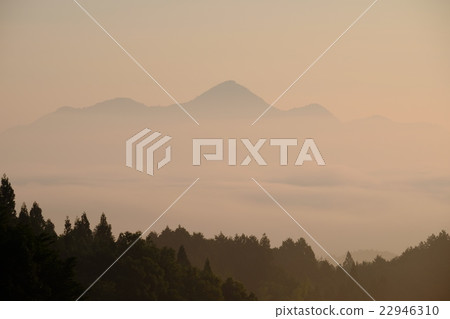 Mt. Nukai, where the morning sun is dim (Uda City, Nara Prefecture) Mt. Nukai, where the morning sun is dim (Uda City, Nara Prefecture) 22946310