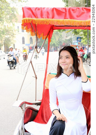 A beautiful Ao-zai woman who got on the cyclone 22948064