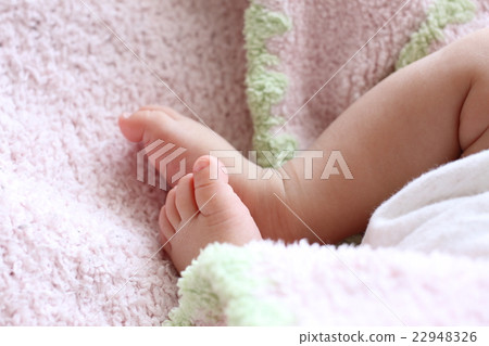 Baby's foot 22948326