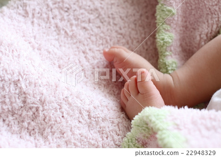 Baby's foot 22948329