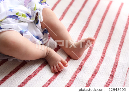 Baby's foot 22948603