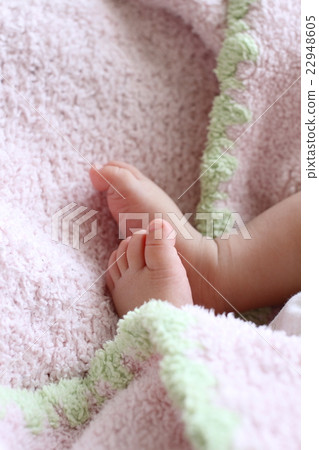 Baby's foot 22948605