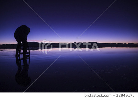 Photographer taking photo with Uyuni salt lake at dawn 22949173