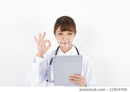 使用片劑的女性醫生護士 使用片劑的女性醫生護士 22954709