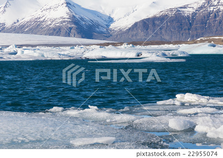 Winter lagoon, Jakulsarlon, Iceland Winter lagoon, Jakulsarlon, Iceland 22955074