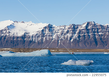 Jakulsalon lagoon with mountain snow covered Jakulsalon lagoon with mountain snow covered 22955075
