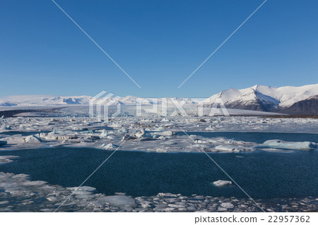 Blue ice lagoon with clear blur sky, Iceland 22957362