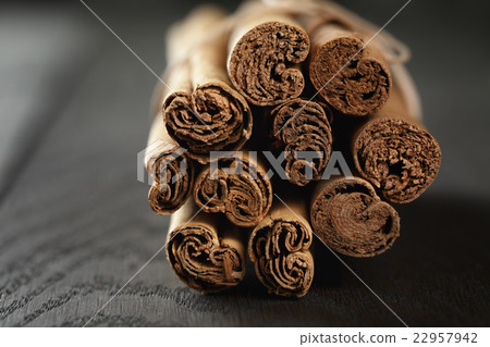 圖庫照片: bunch of cinnamon sticks tied with twine