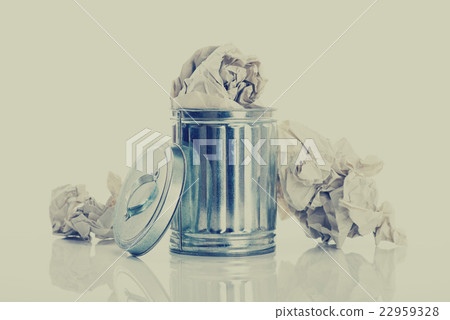 垃圾桶白色背景 22959328