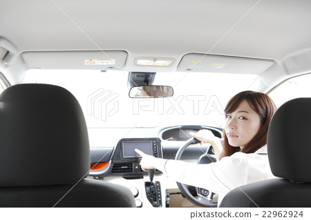 一位年輕的女士操縱汽車導航 22962924