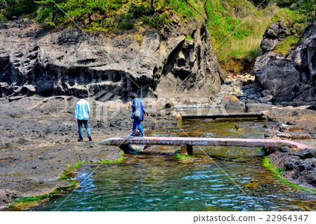 Tourists in Kanazawa, Noto gang · Rumon · Senjojiki rock (2) 22964347