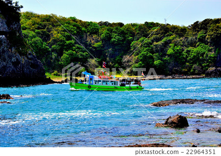 Sightseeing boat seen from Kanazawa, Noto gang · gumi gate · Senjojiki rock (3) Sightseeing boat seen from Kanazawa, Noto gang · gumi gate · Senjojiki rock (3) 22964351