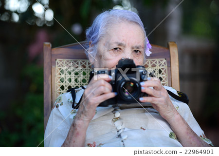 Grandma photographer 22964901